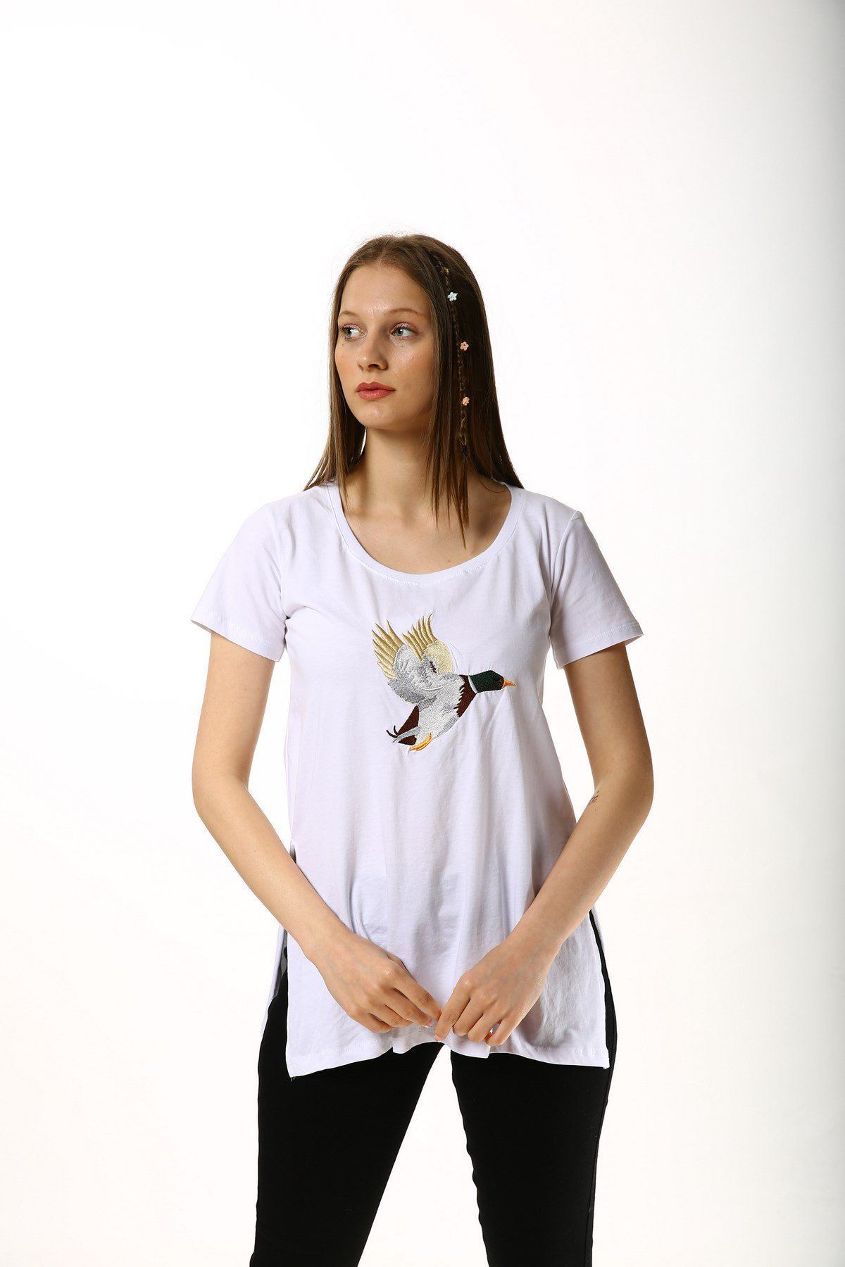 Önü Kuş Nakışlı Yan Yırtmaçlı Yuvarlak Yaka T-shirt-Beyaz