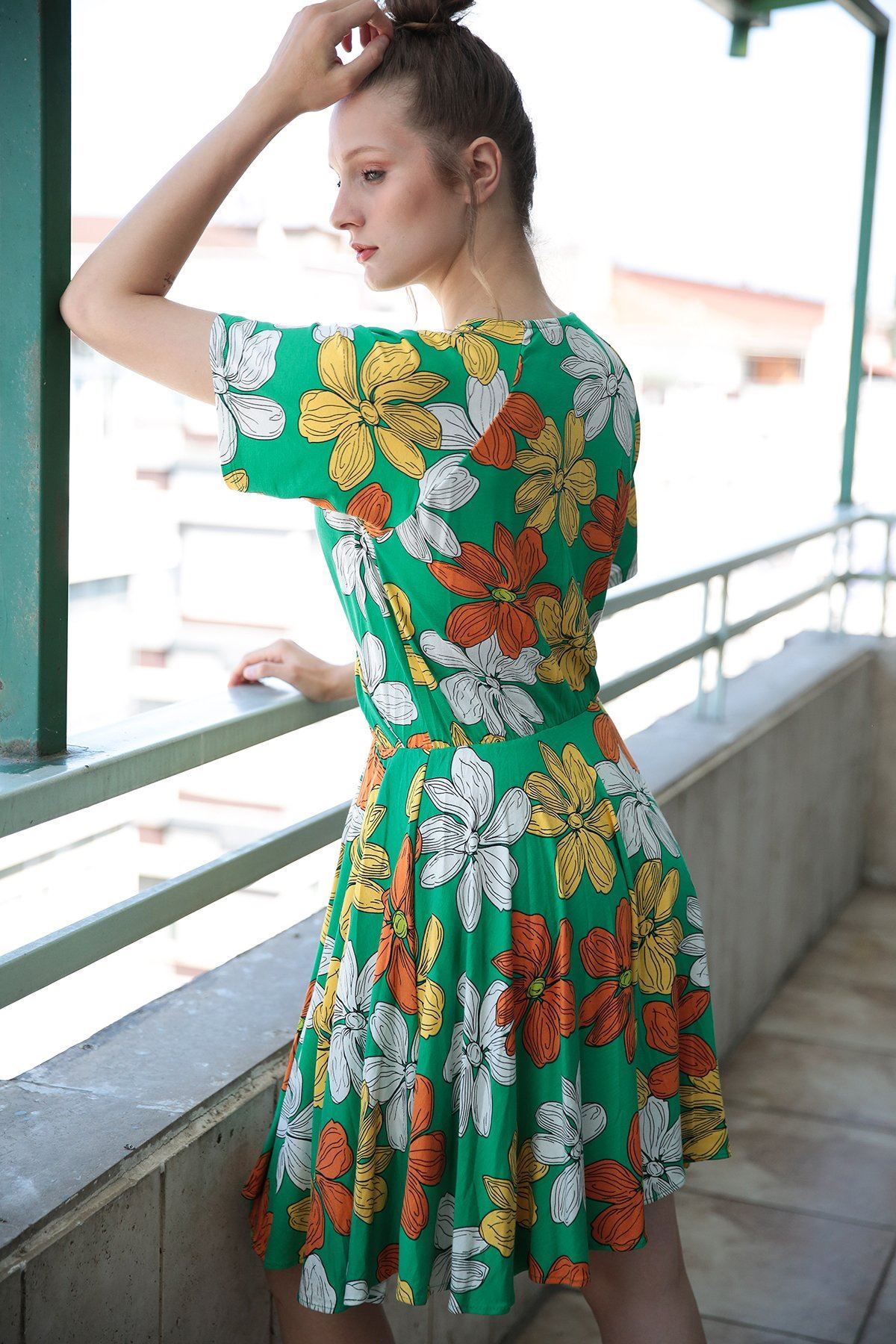 Kruvaze Yaka Eteği Fırfılı Çiçek Desenli Elbise-Yeşil