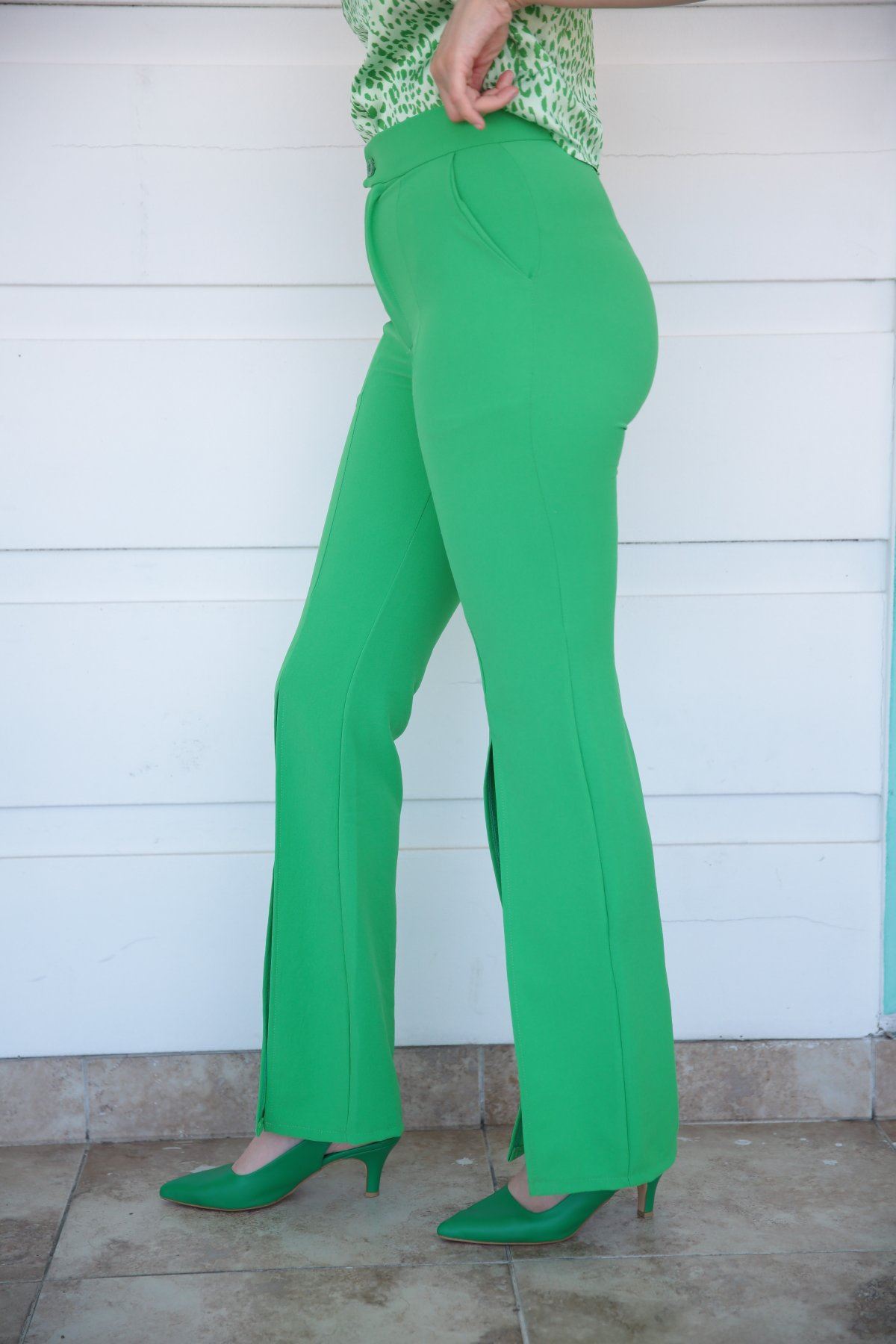 Ön Çizgi Detaylı İki Paça Yırtmaçlı Pantolon-Yeşil