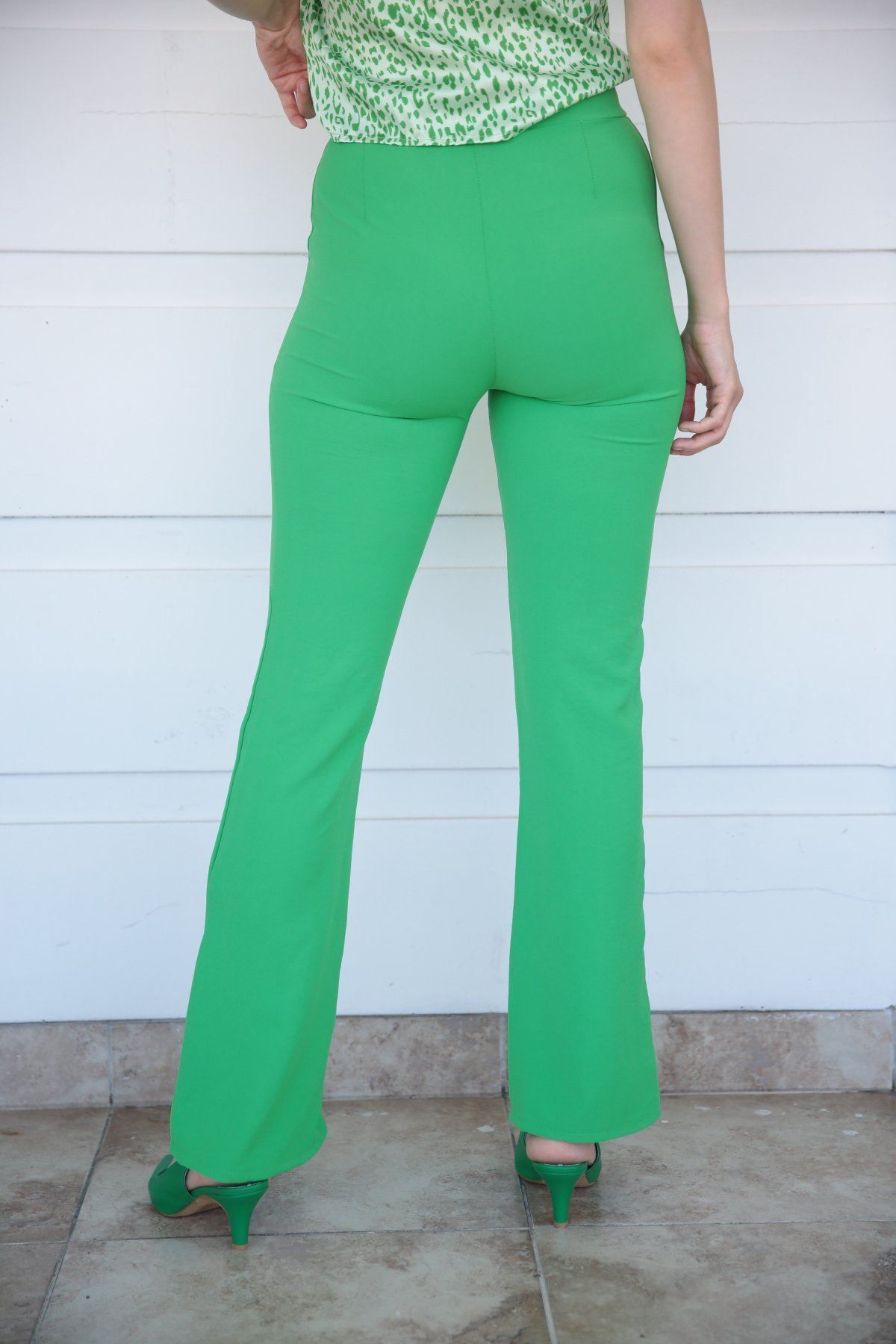Ön Çizgi Detaylı İki Paça Yırtmaçlı Pantolon-Yeşil