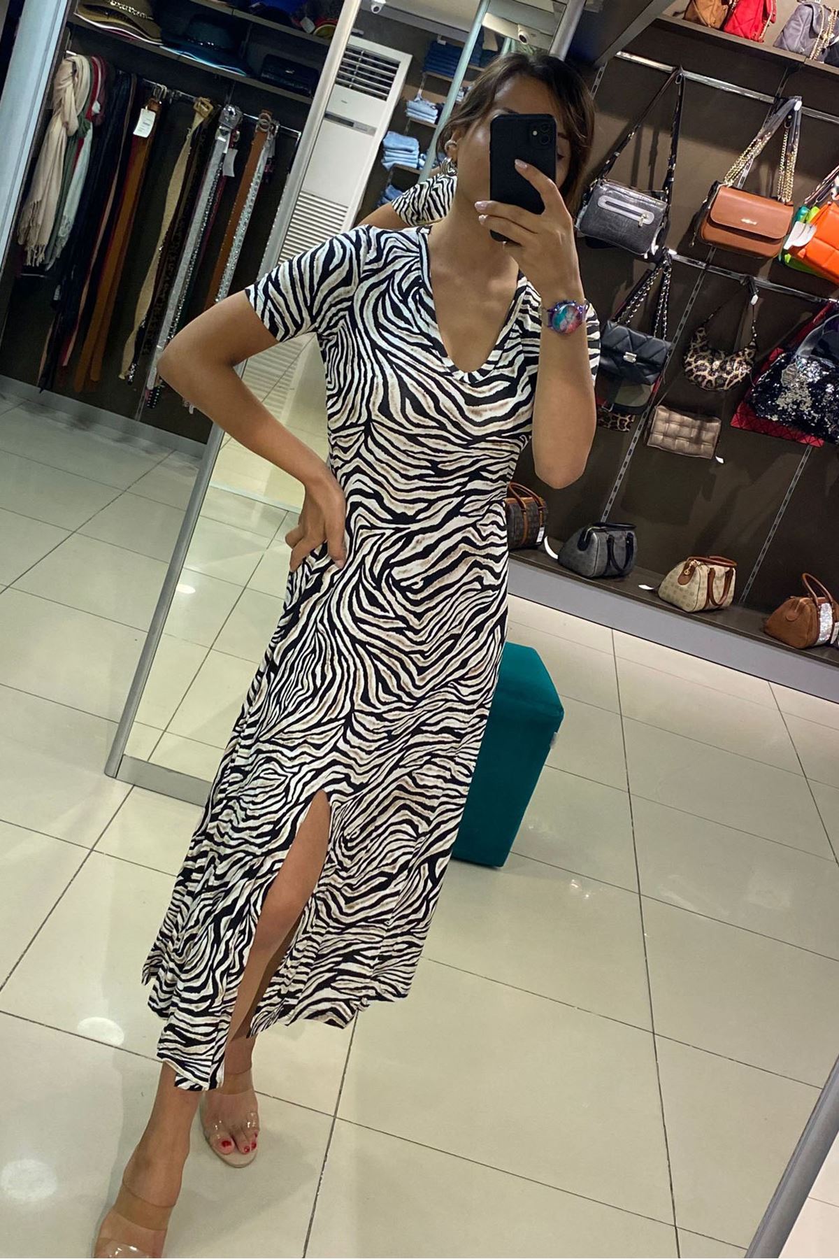 Geniş Yaka Tek Yırtmaçlı Zebra Desenli Elbise-Krem