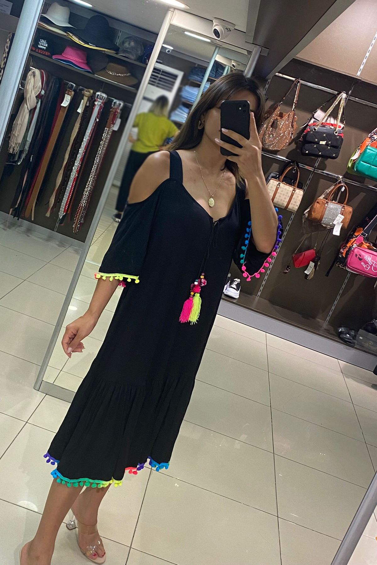 Omuz Açık Etek Ucu Ve Kolları Renkli Ponpunlu Elbise-Siyah