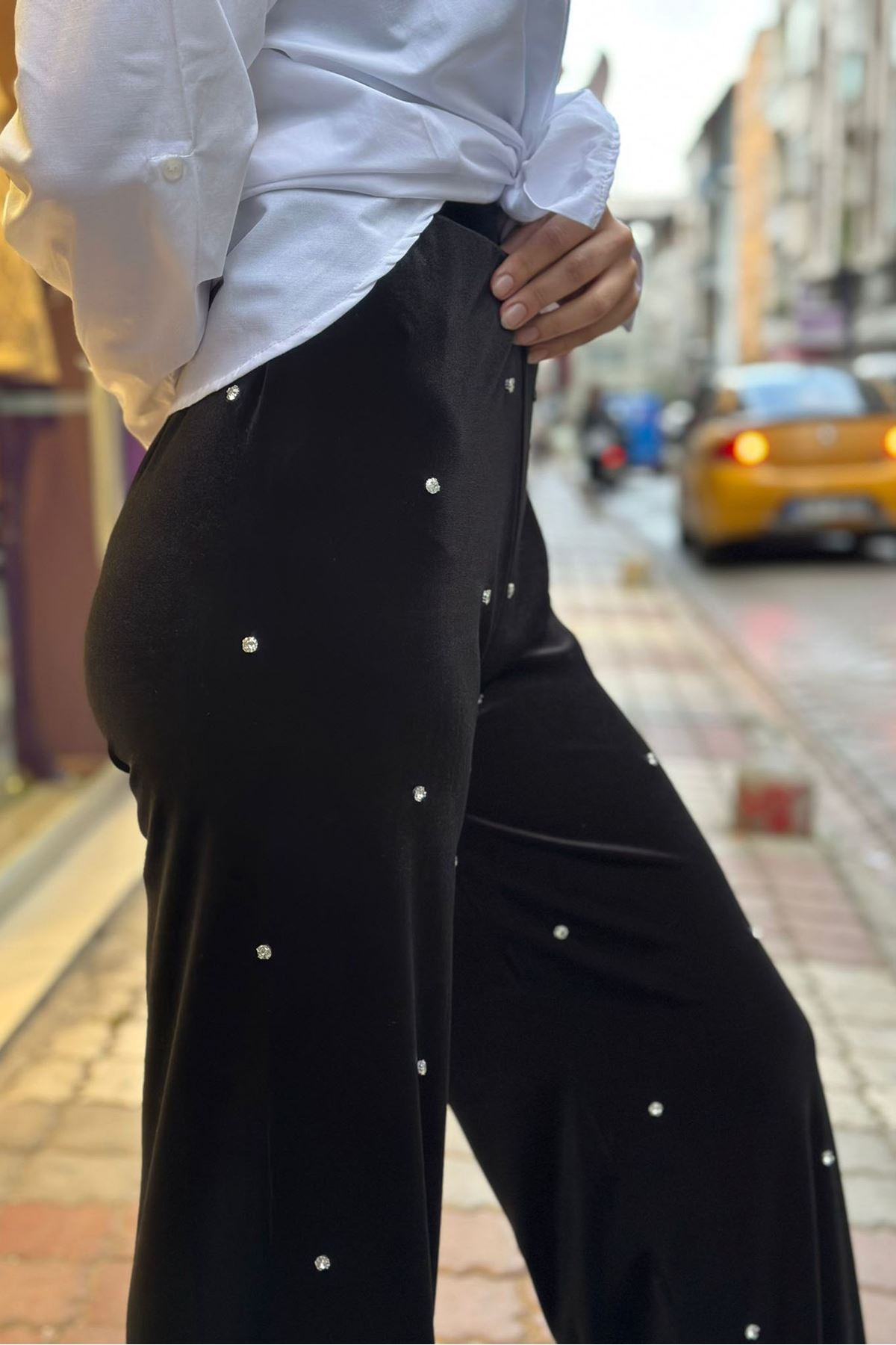 Önü Taş Detaylı Bol Paça Kadife Pantolon-Siyah
