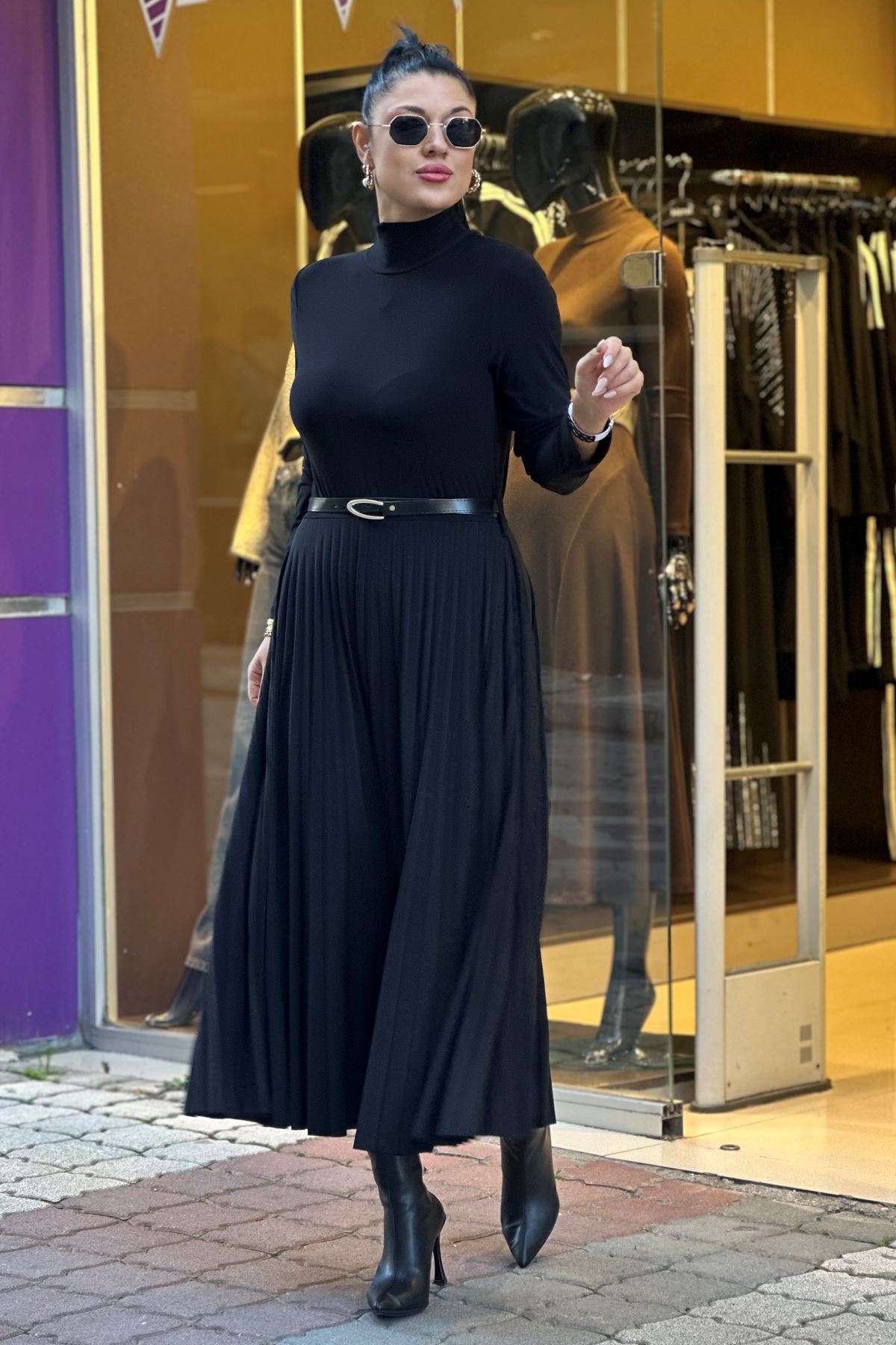 Dik Yaka Kemerli Eteği Pileli Mid Boy Elbise-Siyah