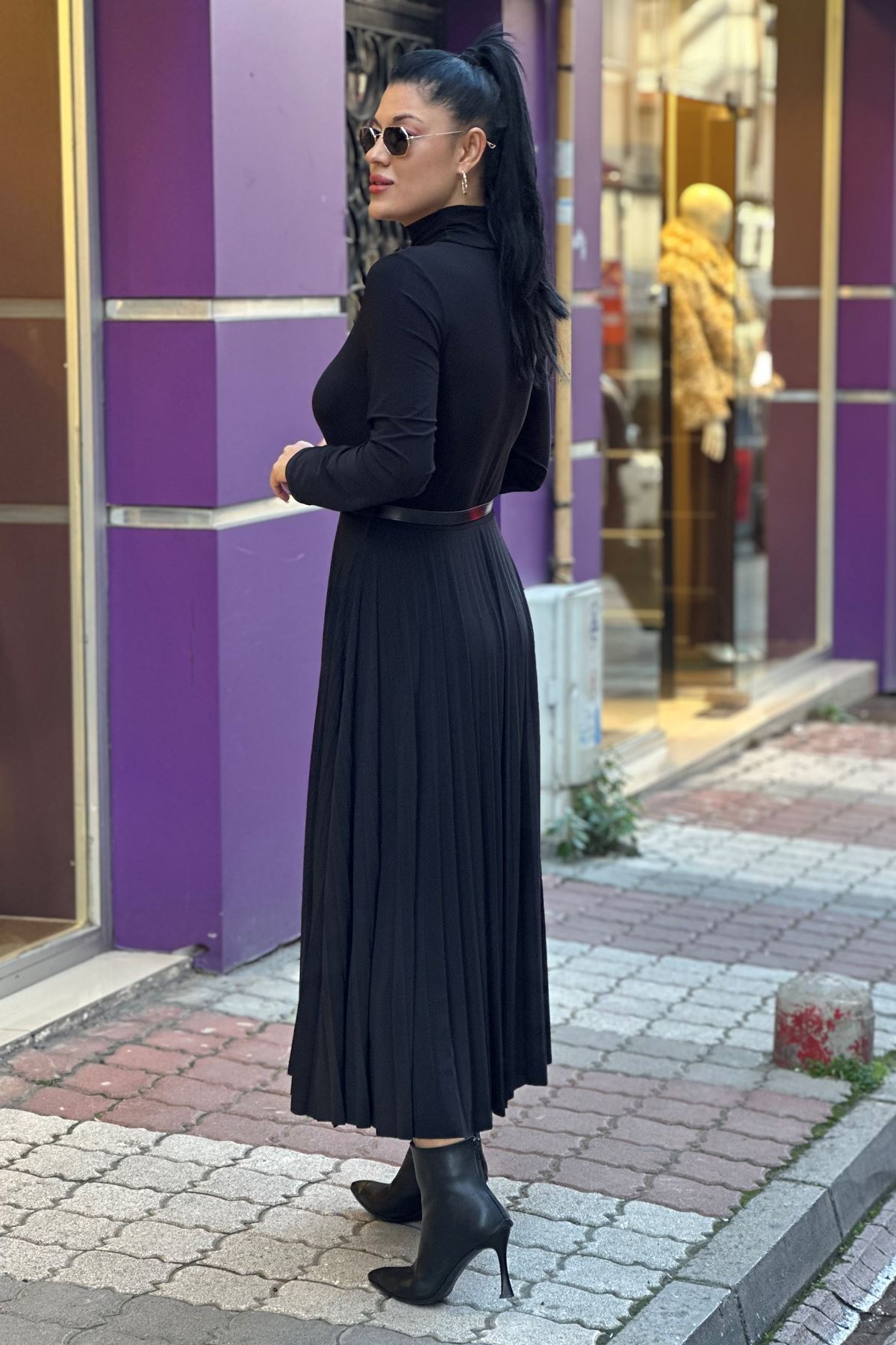 Dik Yaka Kemerli Eteği Pileli Mid Boy Elbise-Siyah