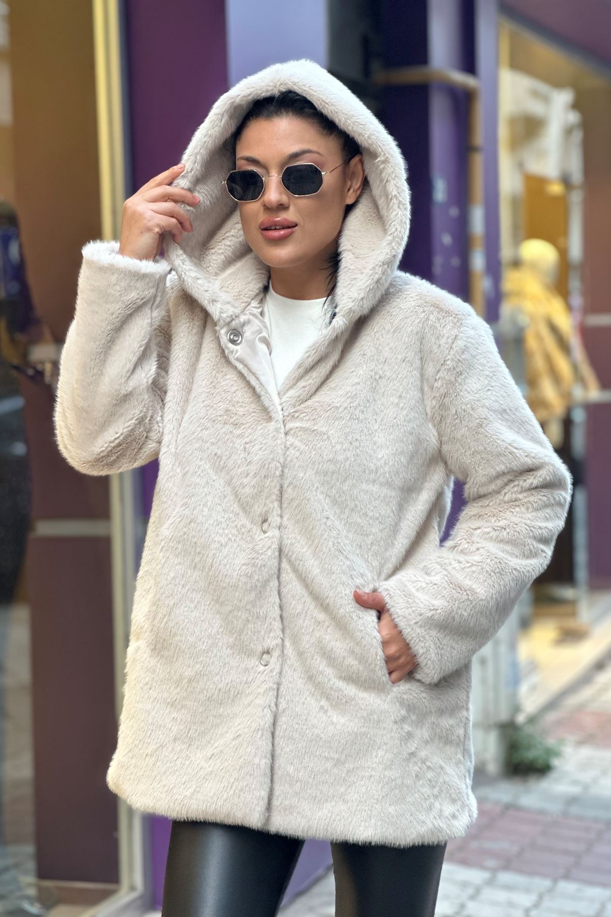 Kapşonlu Çıtçıtlı Suni Tavşan Kürk Mont-Krem