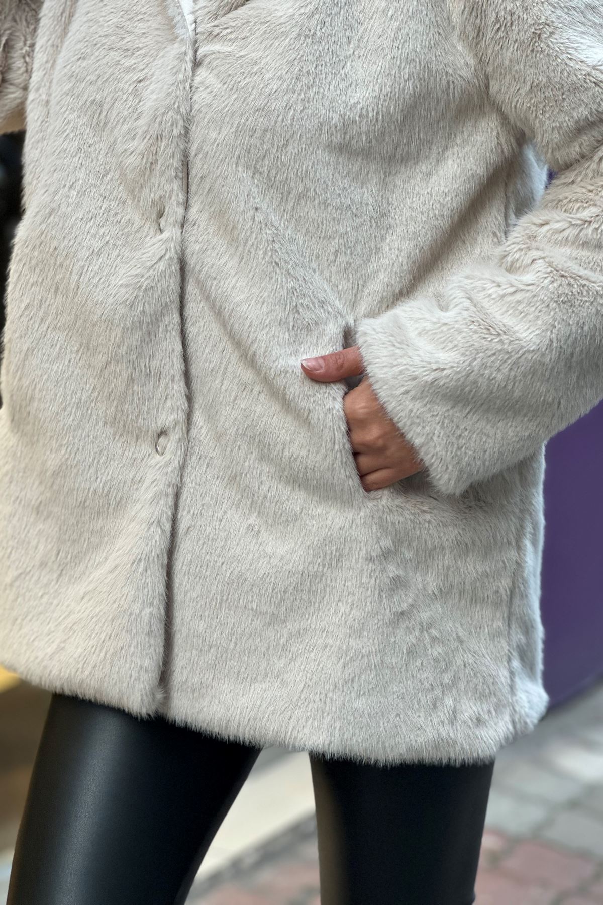 Kapşonlu Çıtçıtlı Suni Tavşan Kürk Mont-Krem