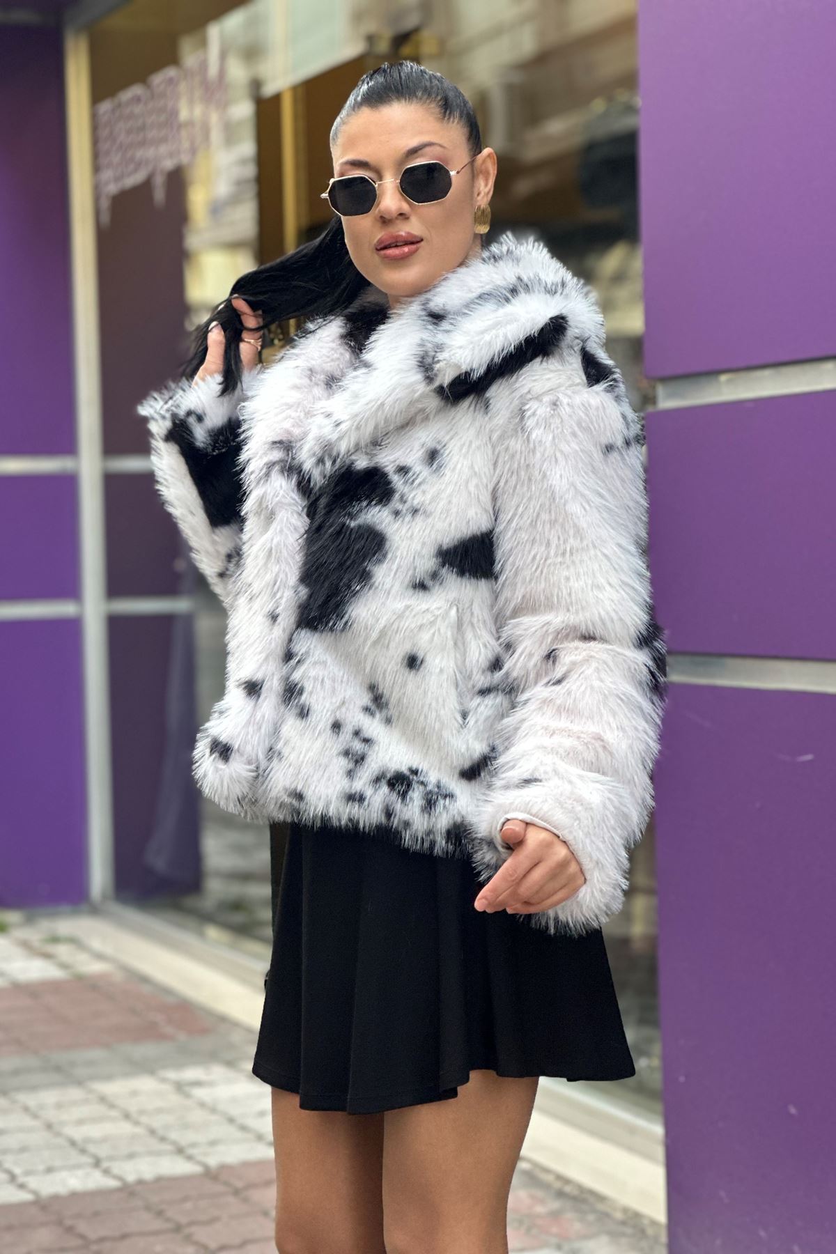 Dalmaç Desen Yakalı Cepli Kürk Mont-Siyah