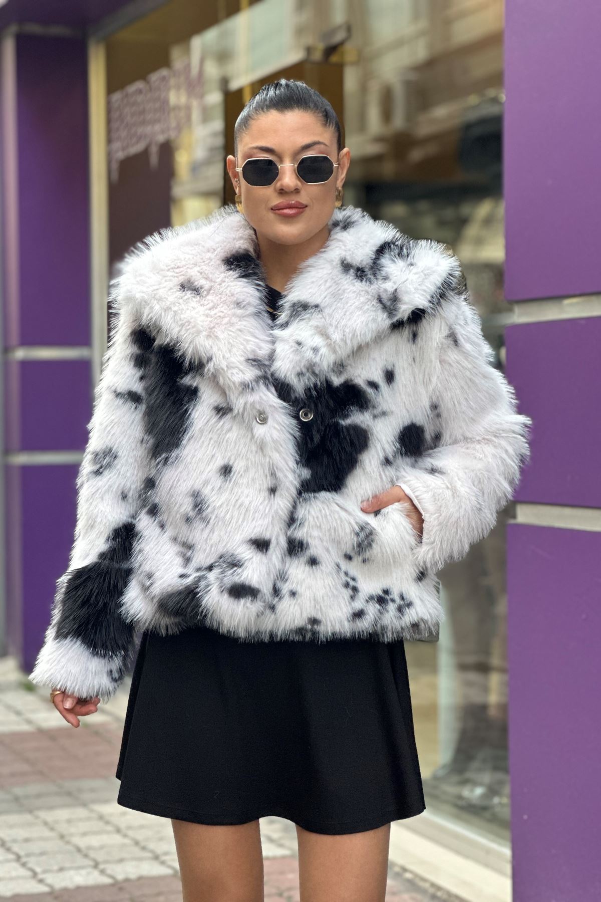 Dalmaç Desen Yakalı Cepli Kürk Mont-Siyah