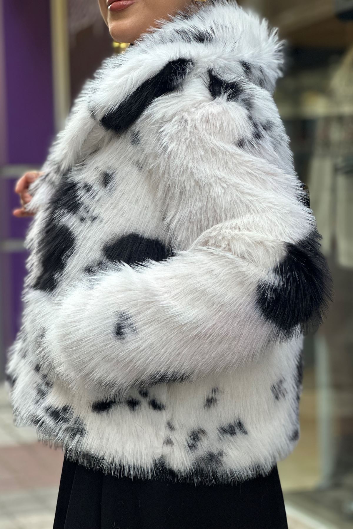 Dalmaç Desen Yakalı Cepli Kürk Mont-Siyah