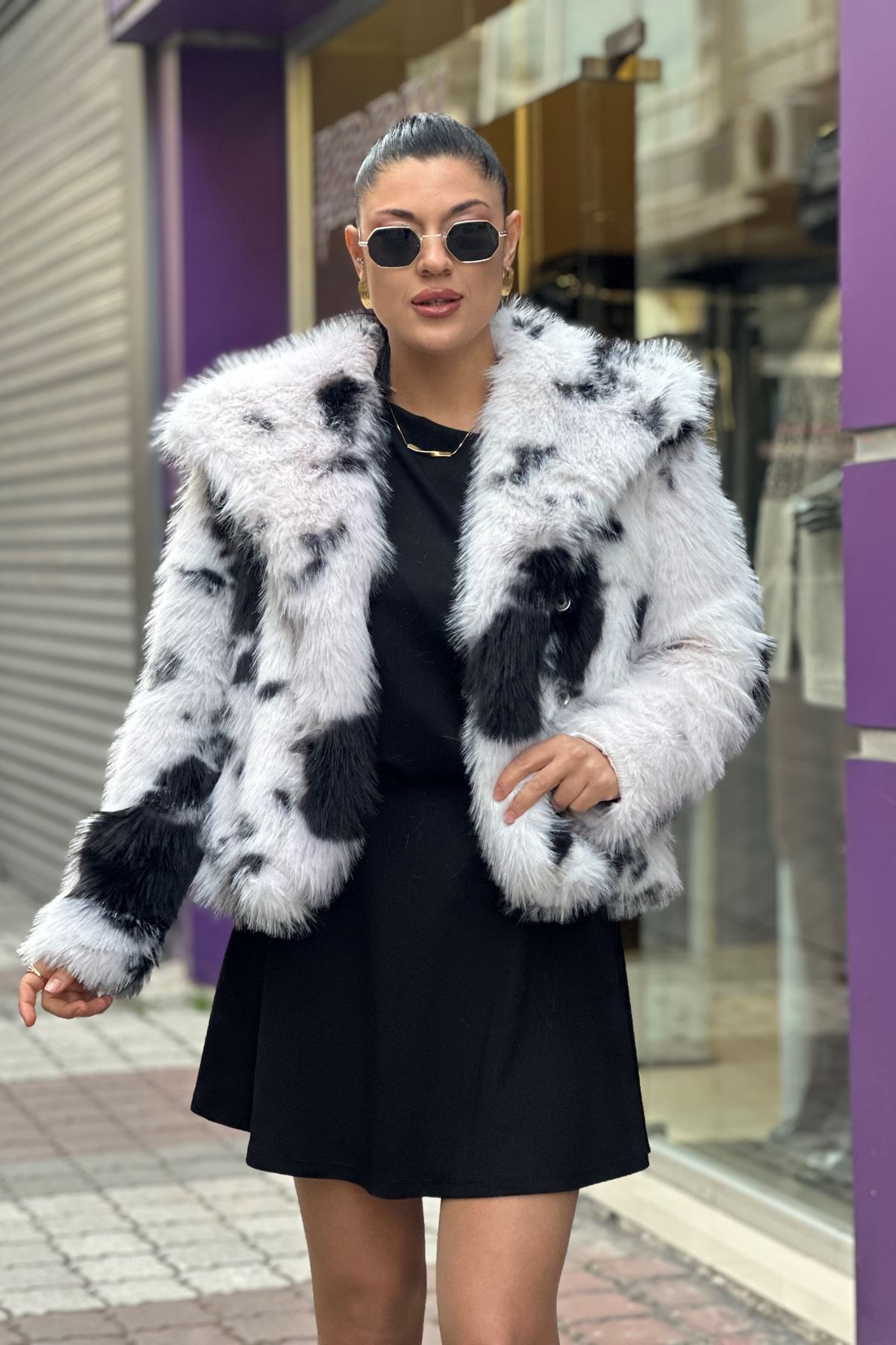 Dalmaç Desen Yakalı Cepli Kürk Mont-Siyah