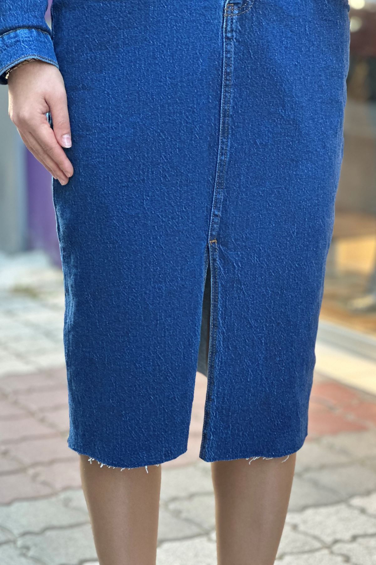 Eteği Yırtmaçlı Düğmeli Kot Elbise-Mavi