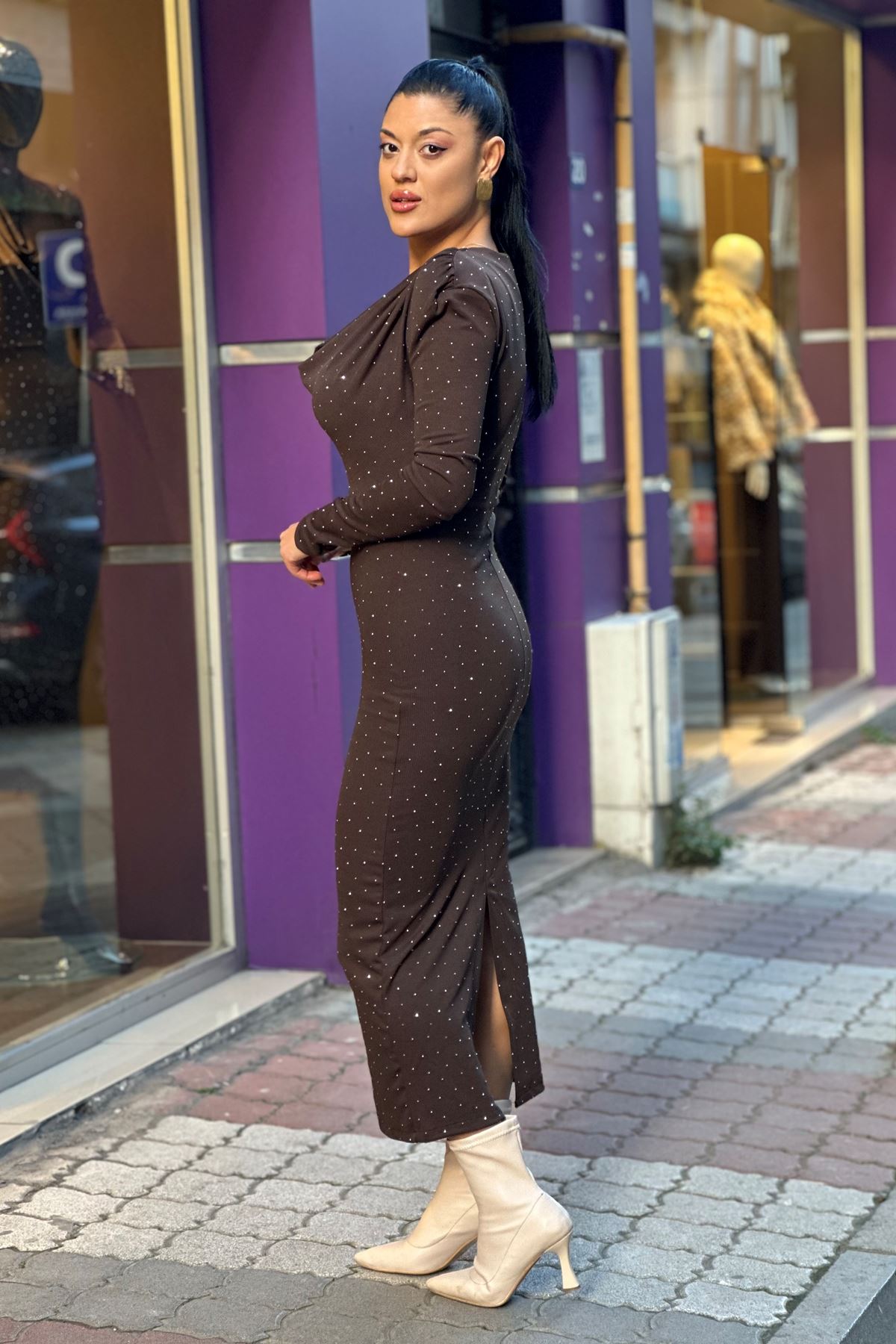 Degaje Yaka Omuz Vatkalı Taşlı Elbise-Kahve