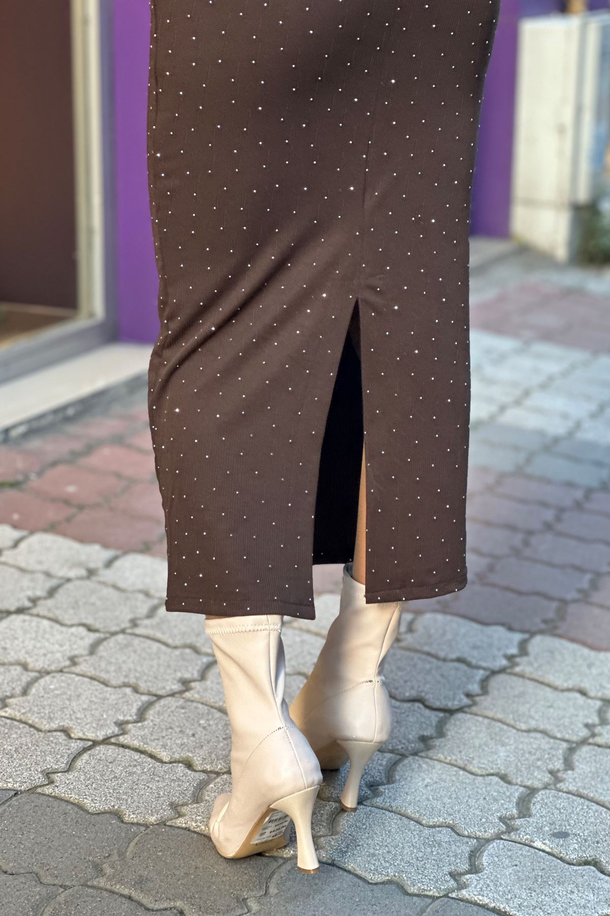 Degaje Yaka Omuz Vatkalı Taşlı Elbise-Kahve