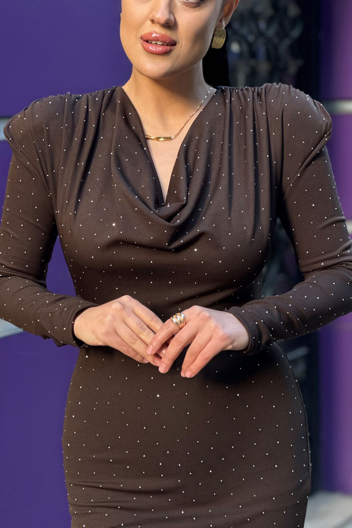 Degaje Yaka Omuz Vatkalı Taşlı Elbise-Kahve