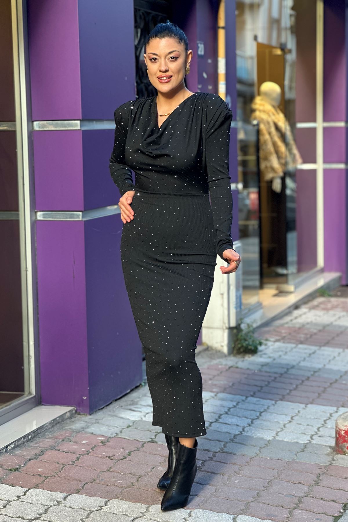 Degaje Yaka Omuz Vatkalı Taşlı Elbise-Siyah