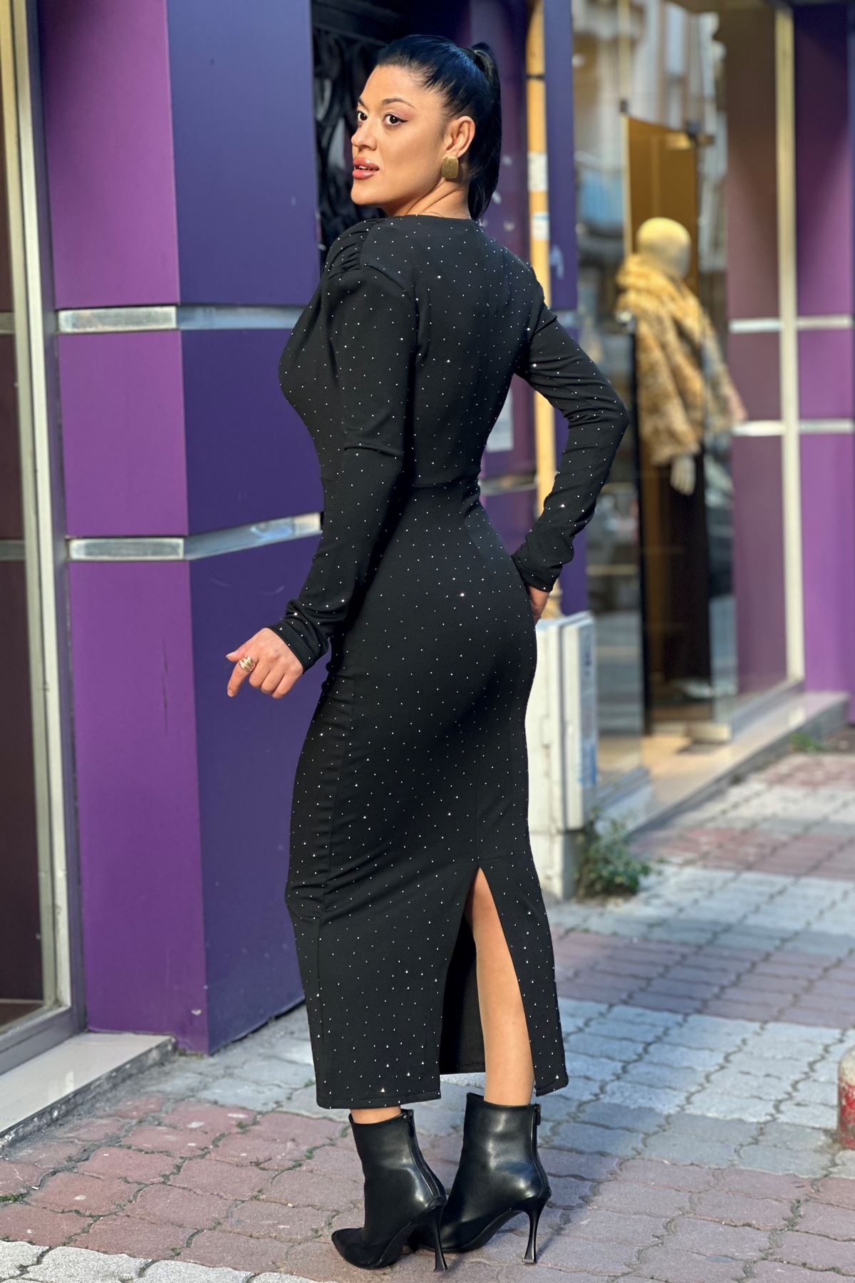 Degaje Yaka Omuz Vatkalı Taşlı Elbise-Siyah