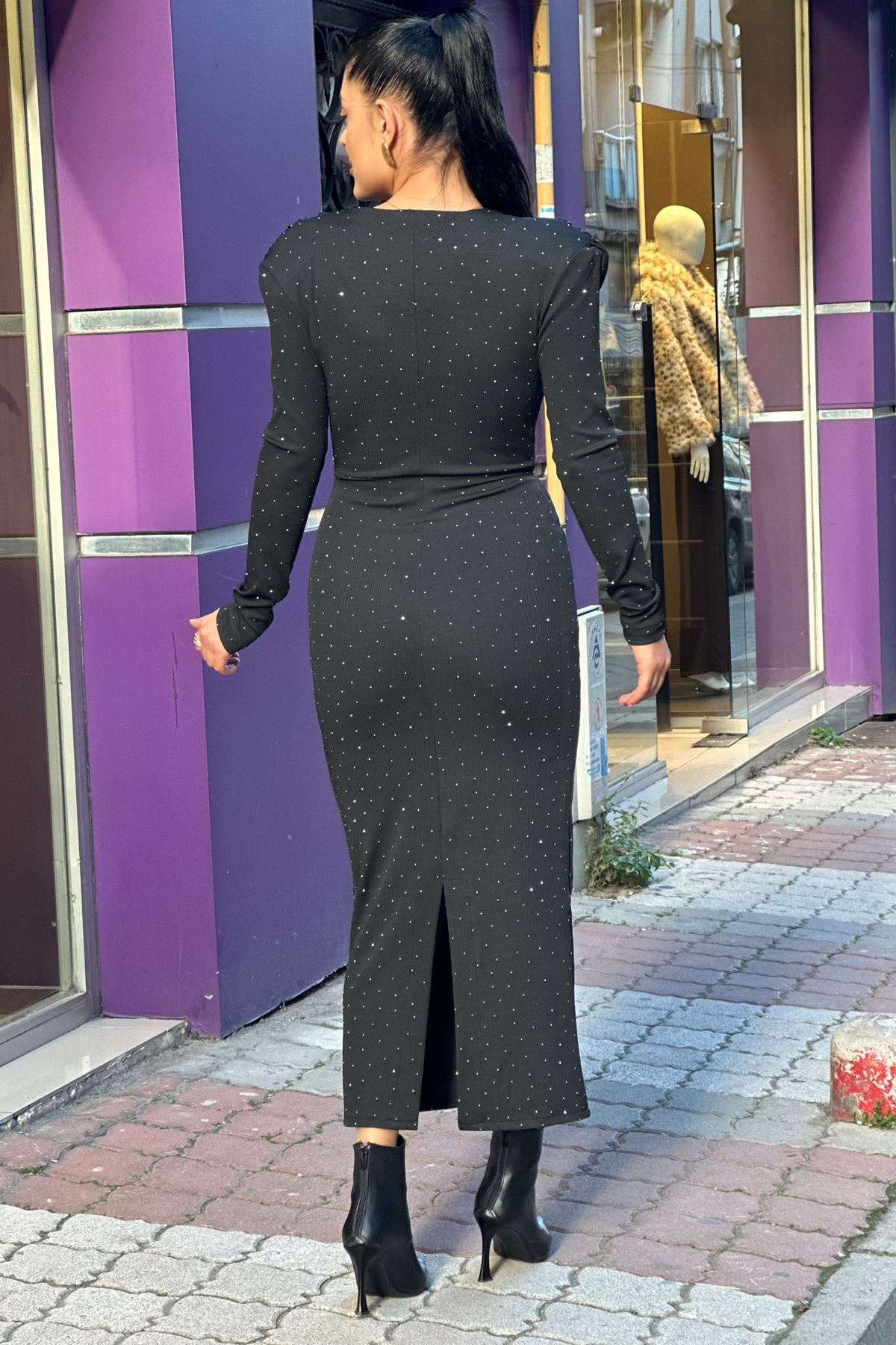 Degaje Yaka Omuz Vatkalı Taşlı Elbise-Siyah