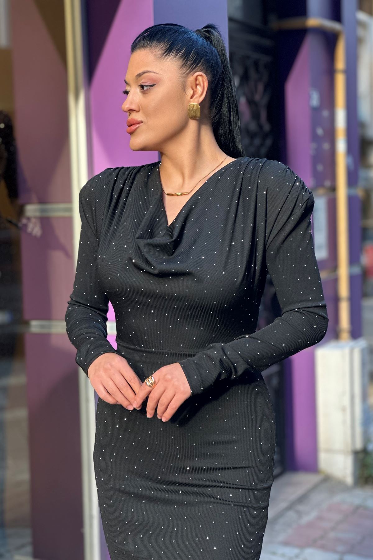 Degaje Yaka Omuz Vatkalı Taşlı Elbise-Siyah