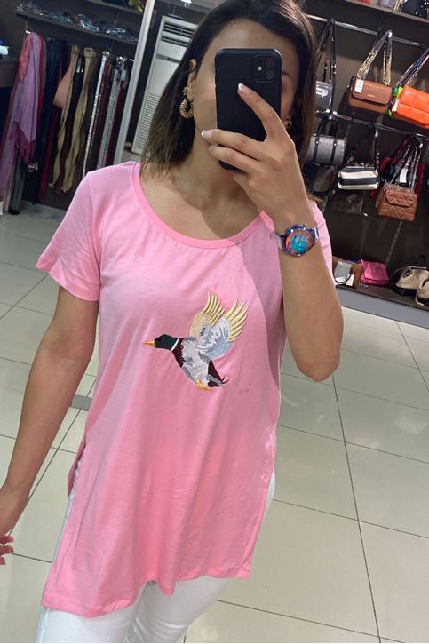 Ön Kuş Nakışlı Yan Yırtmaçlı Yuvarlak Yaka Tshirt-Pembe