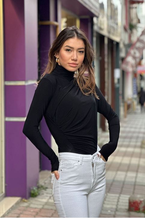 Dik Yaka Yan Büzgü Detaylı Dar Bluz-Siyah