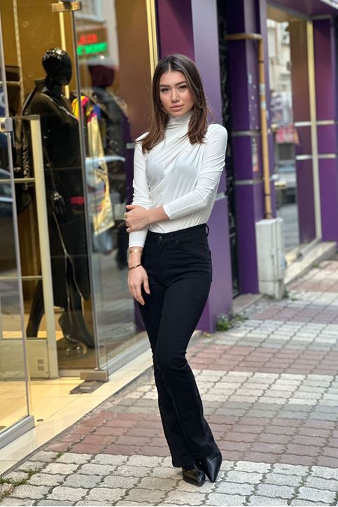 Dik Yaka Yan Büzgü Detaylı Dar Bluz-Beyaz