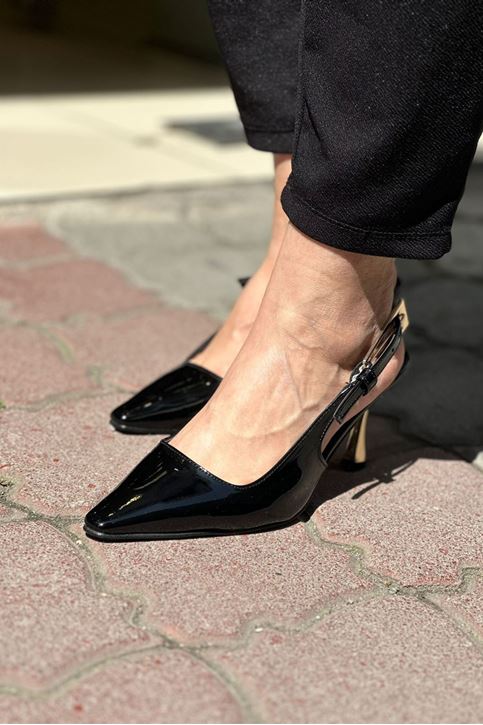 Topuğu Ve Kemeri Gold Detaylı Stiletto-Siyah