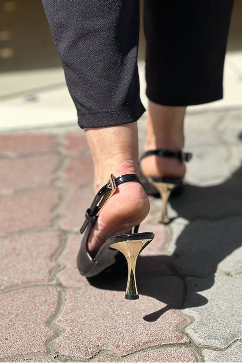 Topuğu Ve Kemeri Gold Detaylı Stiletto-Siyah
