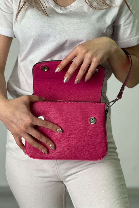 Kapaklı Yazı Amblemli Uzun Askılı İçi Çok Gözlü Çanta-Pembe