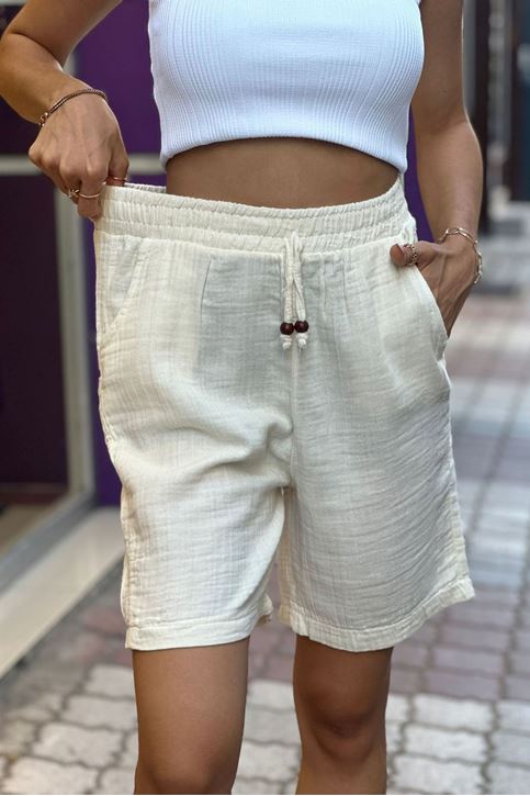 Bel Bağcık Boncuk Detaylı Müslin Doku Şehir Boy Şort-Krem