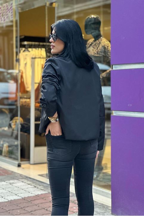 Yaka Düğme Detaylı Cepli Kol Manşet Kısa Ceket-Siyah