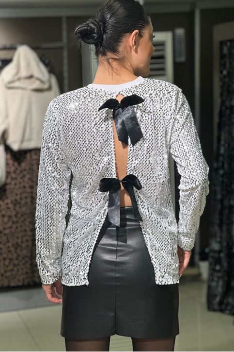 Sırtı Dekolteli Fiyonklu Pulpayet Bluz-Gümüş