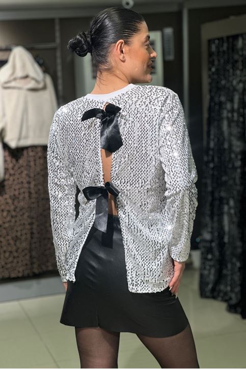 Sırtı Dekolteli Fiyonklu Pulpayet Bluz-Gümüş