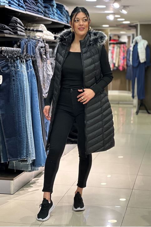 Kapşonu Kürk Detaylı Uzun Şişme Yelek-Siyah