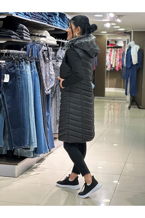 Kapşonu Kürk Detaylı Uzun Şişme Yelek-Siyah