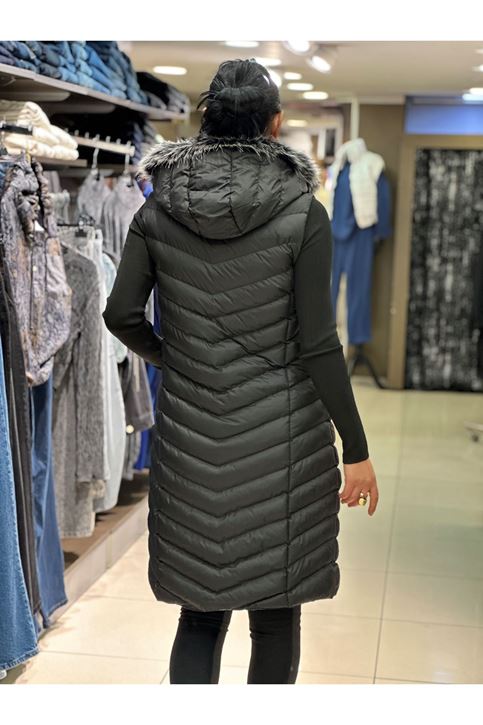 Kapşonu Kürk Detaylı Uzun Şişme Yelek-Siyah