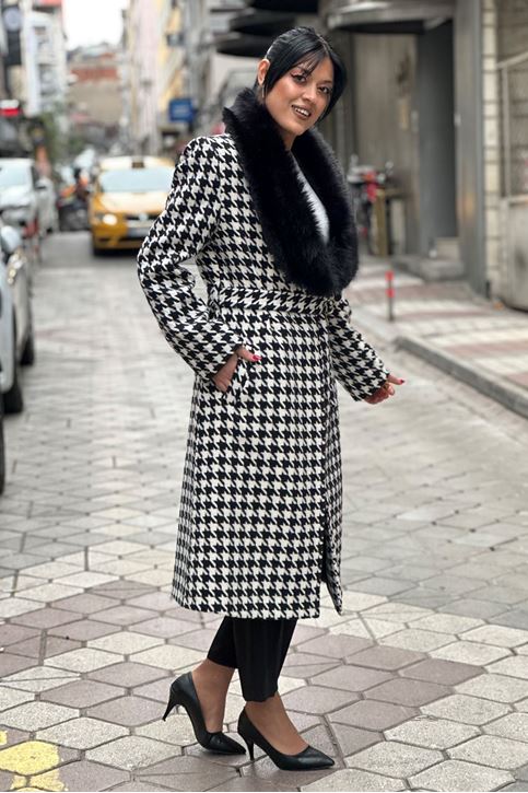 Yaka Kürk Detay Kazayağı Desen Kaban-Siyah Beyaz