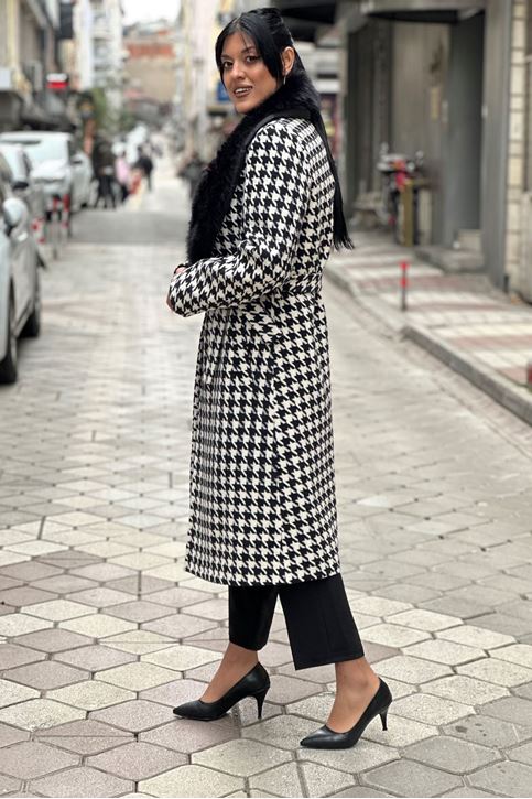 Yaka Kürk Detay Kazayağı Desen Kaban-Siyah Beyaz