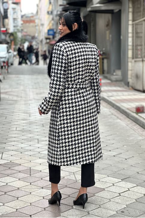 Yaka Kürk Detay Kazayağı Desen Kaban-Siyah Beyaz