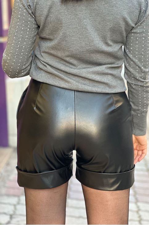 Paçası Katlamalı Yüksek Bel Cepli Deri Şort-Siyah