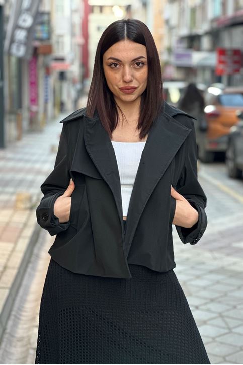 Yaka Kapaklı Cepli Deri Desenli Kısa Ceket-Siyah