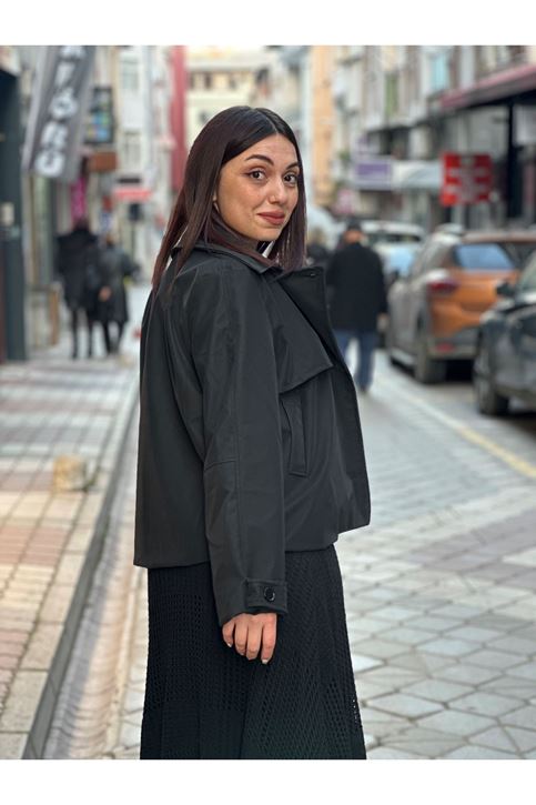 Yaka Kapaklı Cepli Deri Desenli Kısa Ceket-Siyah