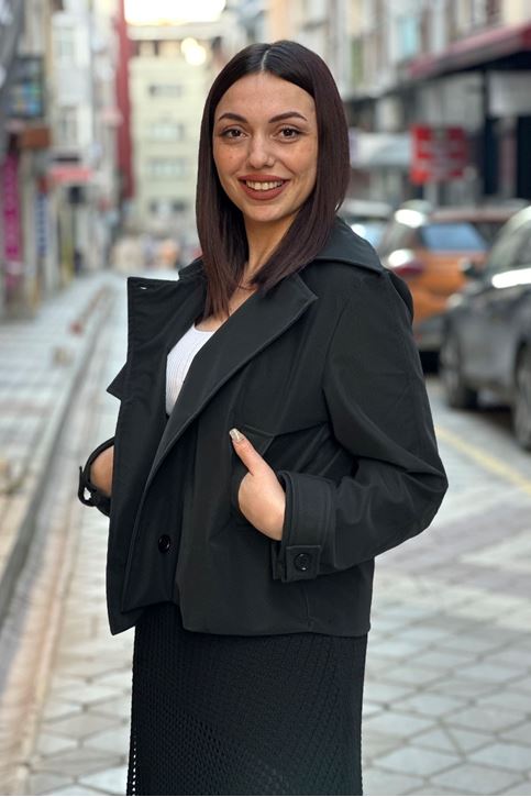 Yaka Kapaklı Cepli Deri Desenli Kısa Ceket-Siyah