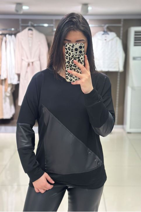 Ön Üç Düğme Deri Detaylı Çilek Doku Bluz-Siyah