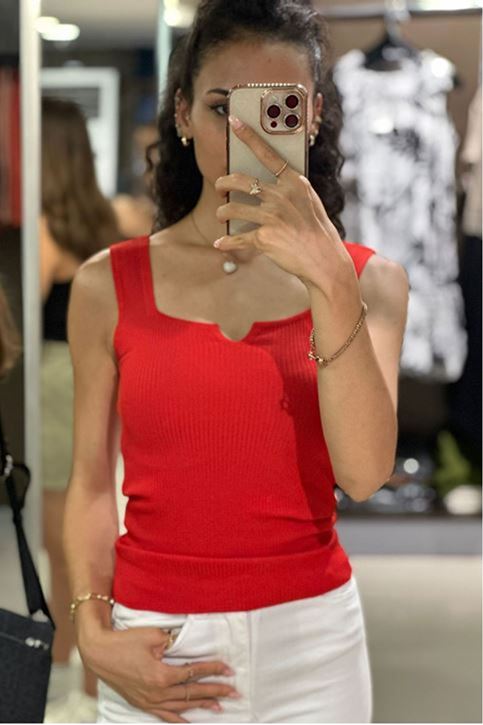 Yaka Yırtmaçlı Fitilli Askılı Triko-Kırmızı