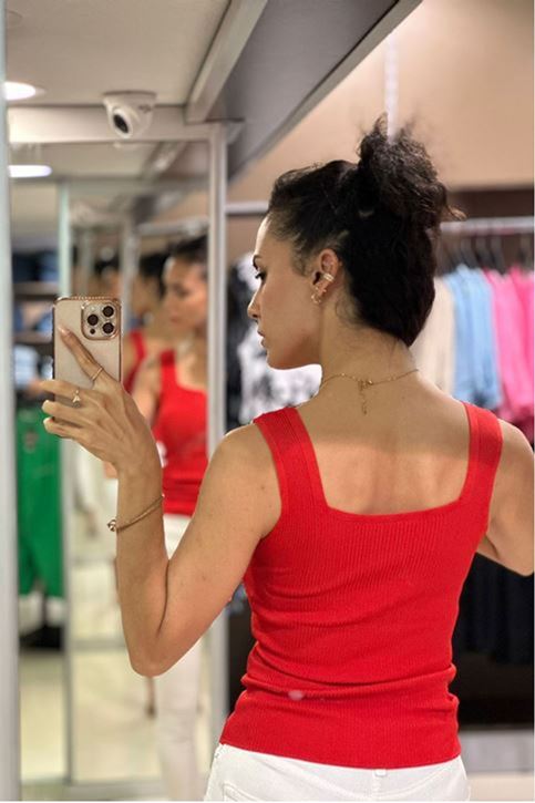 Yaka Yırtmaçlı Fitilli Askılı Triko-Kırmızı