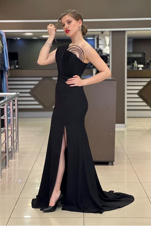 Yaka Detay Yırtmaçlı Uzun Abiye-Siyah