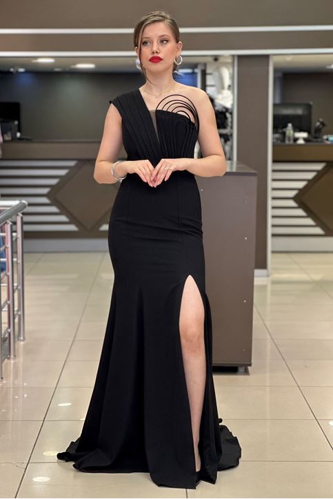 Yaka Detay Yırtmaçlı Uzun Abiye-Siyah