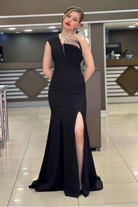 Yaka Detay Yırtmaçlı Uzun Abiye-Siyah