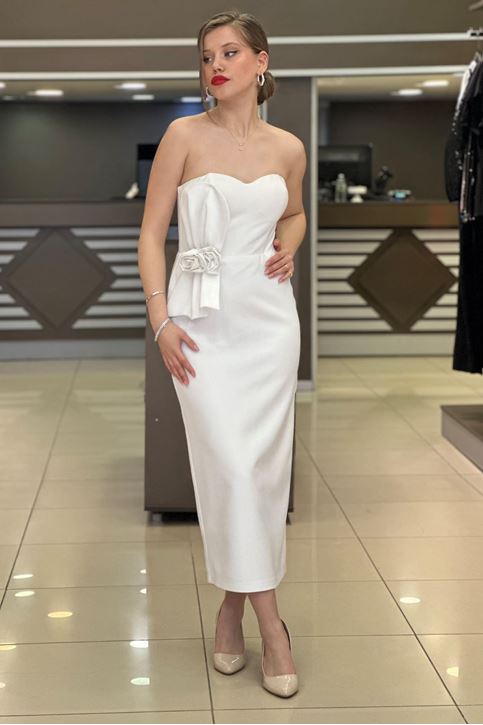 Straplez Gül Fiyonk Detay Arkası Yırtmaçlı Abiye-Beyaz